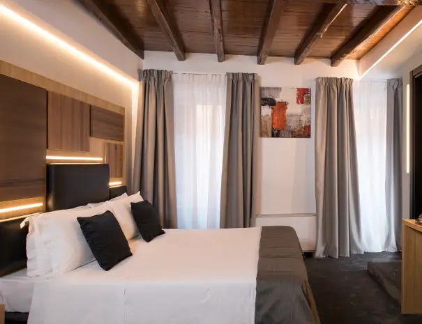 Hotel Trevi Camera Deluxe con travi di legno 02
