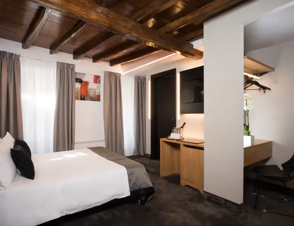 Hotel Trevi Camera Deluxe con travi di legno