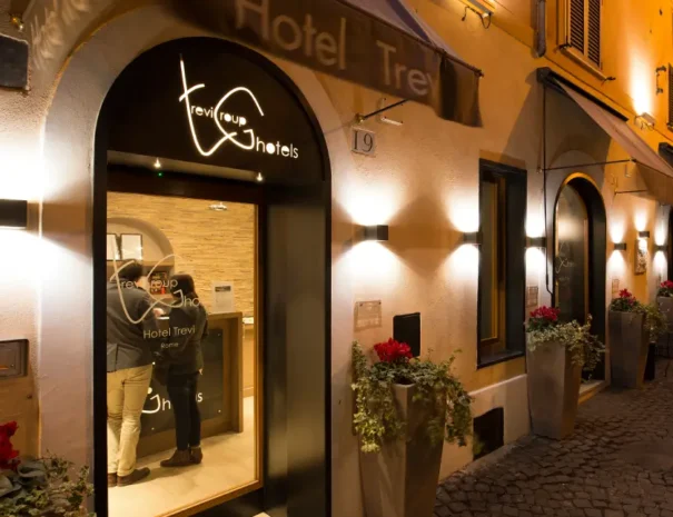Hotel Trevi Vicolo del Babuccio Hotel Trevi luce serale